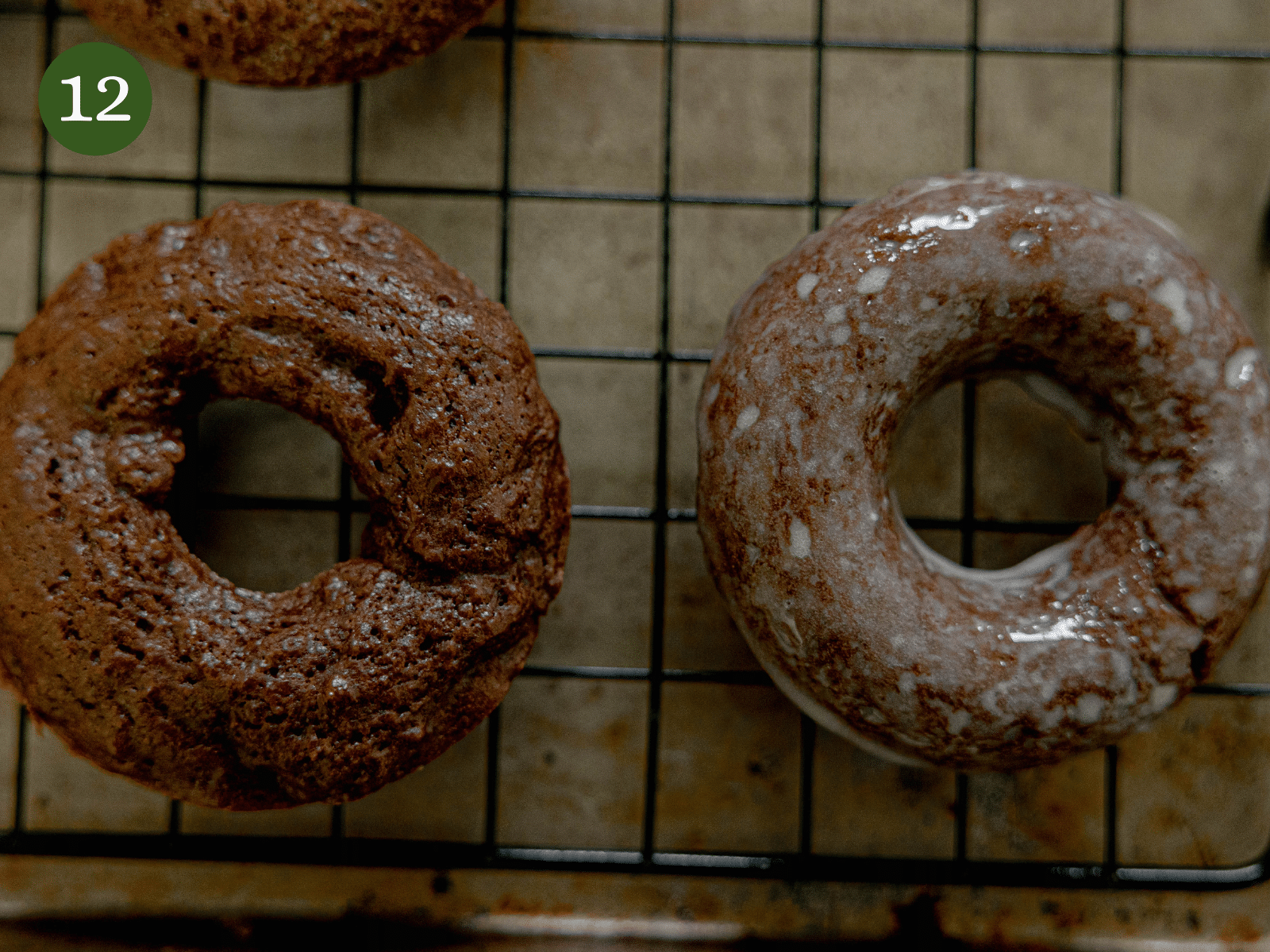 A glazed vs unglazed donut.